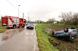 Vola fuori strada e si ribalta nel campo