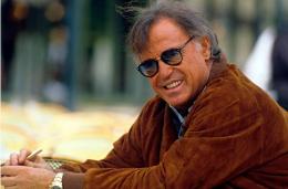 L'Intelligenza Artificiale Risveglia la Voce di Franco Califano in "Serenata a Roma"