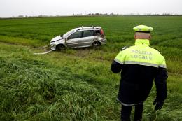 Schianto e auto distrutta nei campi: donna in ospedale