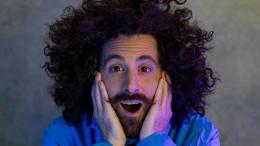 Gio Evan: Un'estate tra Musica, Poesia e Stand-up Comedy a Villa Venier