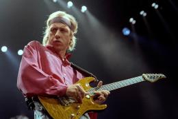 Mark Knopfler pubblica il nuovo singolo "Two Pairs Of Hands"