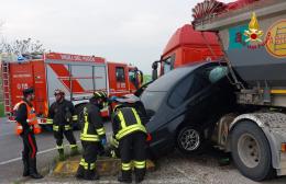 L'auto vola e si incastra in un camion