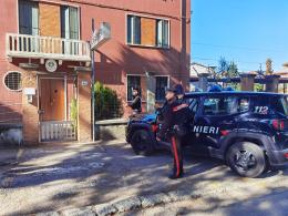 Si reca in caserma per sporgere denuncia ma finisce in carcere
