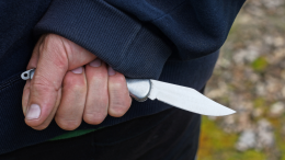 Rapina il bar in pieno giorno e fugge in monopattino
