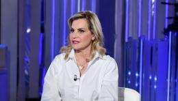 Simona Ventura lascia la diretta su Rai2 a causa della paralisi facciale 