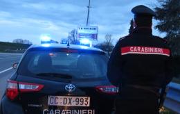 Una furia: picchia e ferisce il marito, poi attacca Suem e Carabinieri