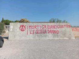 Vandalismo no vax al cimitero