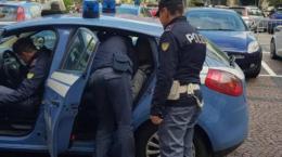 Aggredisce i poliziotti, arrestato