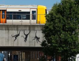 Banksy torna a Brick Lane con nuovi stencil: un tributo agli inizi e un messaggio per il futuro