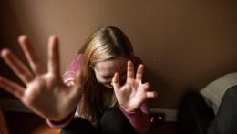 La perseguitava: esce dal carcare e la violenta
