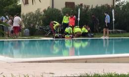Bimbo cade in piscina, grave trauma cranico
