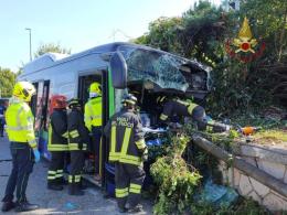 Autobus esce di strada: un morto e sette feriti