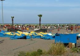 Coltello e botte: paura in spiaggia, sotto gli occhi dei bambini