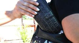 Turista blocca la borseggiatrice che la stava derubando