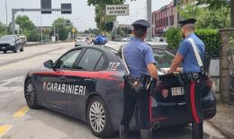 Beccato a rubare reagisce con violenza, arriva l'arresto