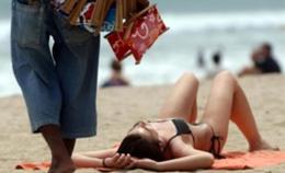 “Steward sulla spiaggia contro i venditori abusivi”