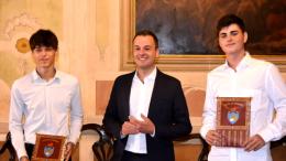Salvano un anziano dalle fiamme