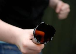 Spacca la bottiglia e gli taglia la gola: lite mortale in piazza