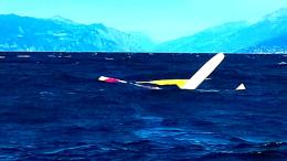 Catamarano si capovolge, salvati due naufraghi