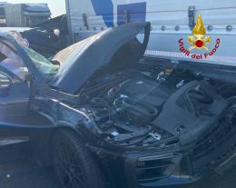 Porsche sotto un tir,  40enne muore incastrato tra le lamiere