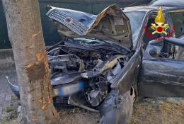 Auto contro un albero, gravi mamma e due bimbi