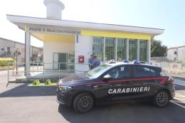 Rapina alle poste: pistola contro una donna incinta