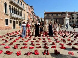 Campo Santo Stefano tinto di rosso per dire no alla violenza sulle donne