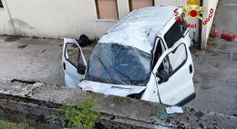 Furgone precipita e finisce contro una casa, 8 feriti di cui 3 gravi