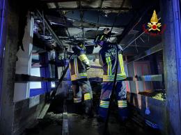 Furgone "entra" nello studio medico e prende fuoco: feriti