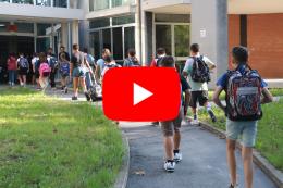 Tutti in classe e sui banchi