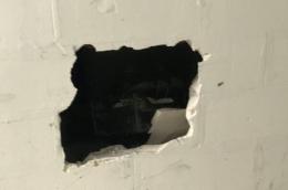Buco nel muro per rubare indisturbati