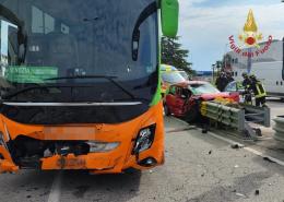 Devastante incidente contro il bus, una vittima