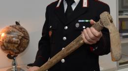 Attacca bimbi, passanti e carabinieri con la zappa