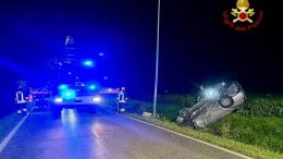 Muore ribaltandosi con l'auto