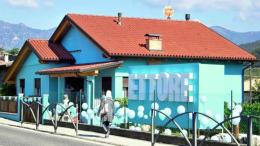 Nasce il bimbo: maxi scritta e casa tutta blu