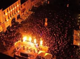 Piazza stracolma con Rewind '90, 5mila a ballare