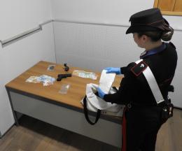 Si tuffa in laguna nel tentativo di sfuggire ai controlli