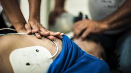 Colpito a nove arresti cardiaci, i medici lo salvano