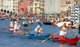 Un motoscafo travolge le vincitrici della Regata Storica