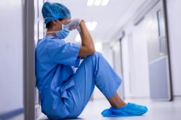 Schiaffeggia un infemiere, follia al Pronto Soccorso