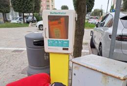 Riparata la colonnina porta defibrillatore 