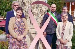 La piazza cittadina si tinge di rosa