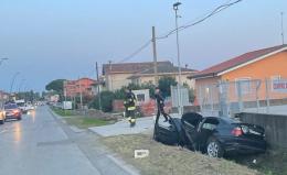 Finiscono sul muretto, tre feriti, due gravi