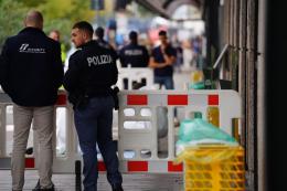 Ucciso da un agente che aveva aggredito col coltello