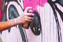 Imbratta con lo spray il Castello Estense