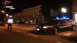 Ubriaco alla guida, offre soldi ai carabinieri