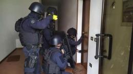 Si barrica in casa col coltello: arrivano le squadre antiterrorismo