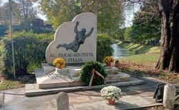 Rubano la corona alla memoria dei Caduti