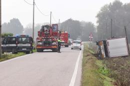 Schianto e camion ribaltato, paura a Piacentina