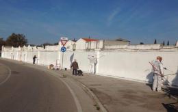 Cimitero, il muro bianco resiste